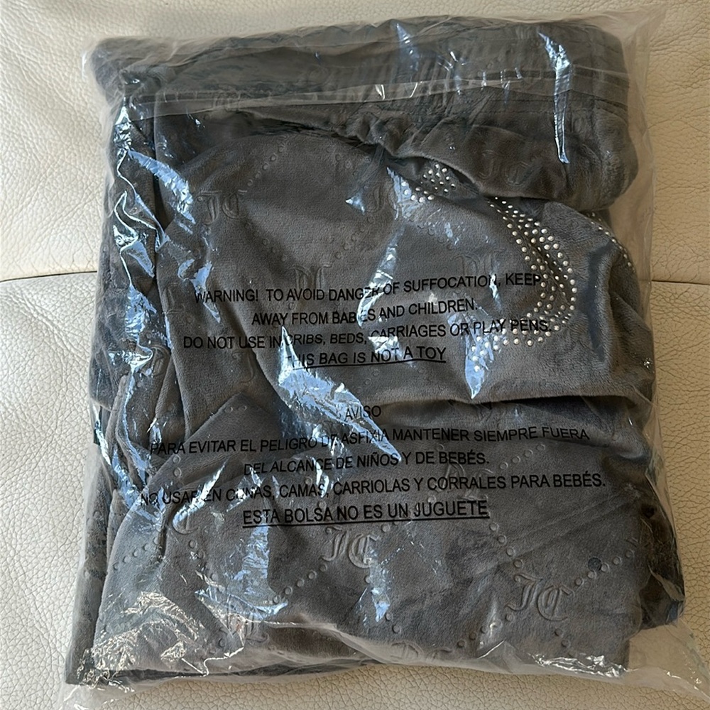 NWT JUICY COUTURE Embossed Logo Short Sleeve Velvet Fleece Lounge Set in Grey - Picture 4 of 7